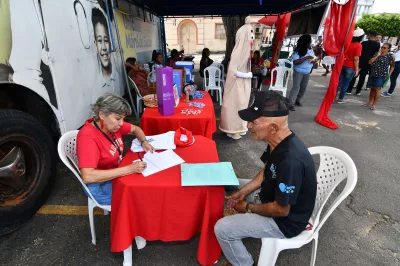 Alagoinhas inicia ações do Dezembro Vermelho com testagem rápida e vacinação no centro da cidade