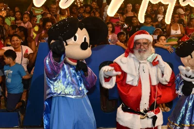 Papai Noel encanta famílias de Alagoinhas na Praça Ruy Barbosa