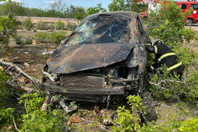 Bombeiros do 15º BBM retiram corpo preso nas ferragens após acidente automobilístico no interior da Bahia