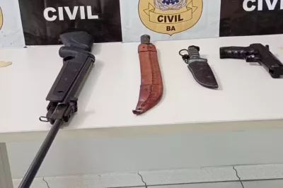 Polícia apreende armas na casa de suspeito de importunação sexual e perseguição contra enteada adolescente em Alagoinhas