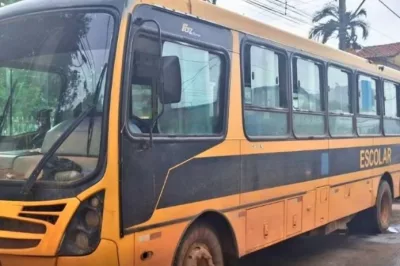 Ônibus escolar é tomado de assalto e atinge carro durante fuga no Oeste baiano