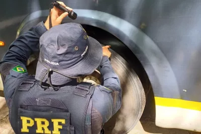 PRF flagra ônibus de viagem trafegando com irregularidades na BR 101 em Teixeira de Freitas