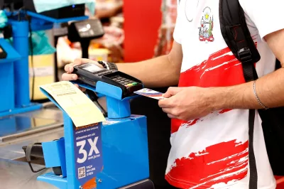 Estado paga parcela do Bolsa Presença para mais de 368 mil estudantes baianos nesta quarta (15)