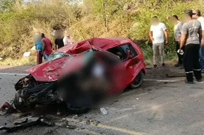 Colisão entre carro e caminhonete deixa uma pessoa morta e três feridas na BR-324