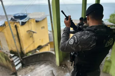 Porções de drogas e celulares são encontrados com homem utilizando tornozeleira eletrônica