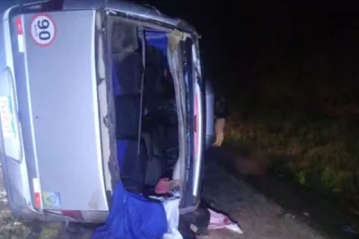 Colisão entre carreta e micro-ônibus deixa mortos e dezenas de feridos na BR-116
