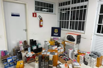 PRF apreende quase 300 smartphones, eletrônicos e perfumes importados em ônibus na BR-116