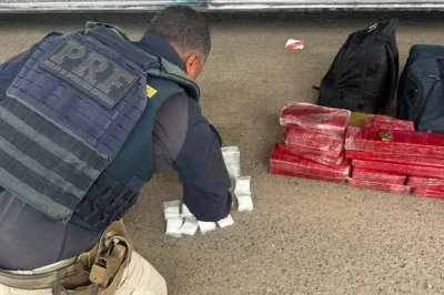 PRF apreende mais de 24 kg de drogas em ônibus de turismo na BR-116, em Feira de Santana