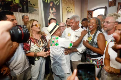 No Pelourinho, Jerônimo acompanha tradicional saída do bloco afro Olodum