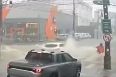 Motociclista é arrastado por enxurrada durante forte chuva em Vitória da Conquista