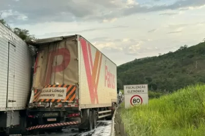 Acidente entre três carretas deixa motorista morto em trecho da BR-116, na Bahia