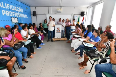 Gustavo Carmo assina termo de análise do solo e entrega equipamentos e sementes para produtores rurais