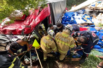 Bombeiros resgatam vítima presa em ferragens após colisão entre dois caminhões na BR-242 em Cristópolis