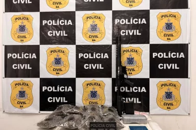 Polícia Civil apreende fuzil calibre .762 e mais de 3,6 kg de drogas em Salvador