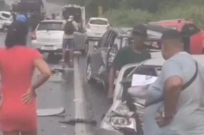 Engavetamento com 13 veículos deixa seis feridos e interdita trecho da BR-324