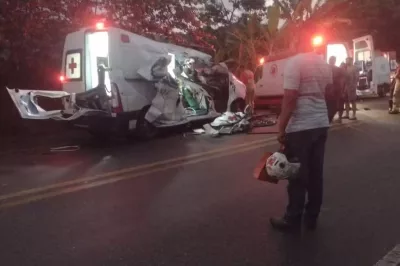 Acidente envolvendo ambulância e caminhão parado na BR-101 deixa três mortos