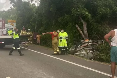 Quatro pessoas morrem e outra fica gravemente ferida após carro capotar e bater em árvore na Bahia