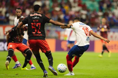 Bahia vence Bragantino na Fonte Nova e cola na liderança do Brasileirão