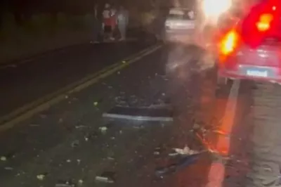 Mulher morre e homem fica ferido em colisão entre carro e caminhão em Jequié