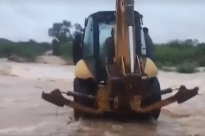 Mulher atravessa rio de retroescavadeira para fazer hemodiálise durante temporal na Bahia