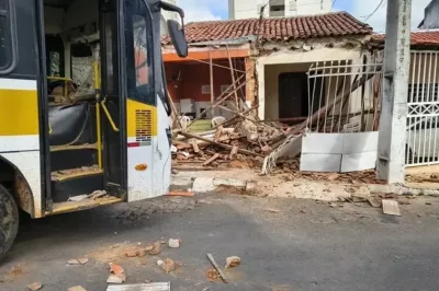 Ônibus desgovernado destrói frente de casa e escritório em cidade baiana