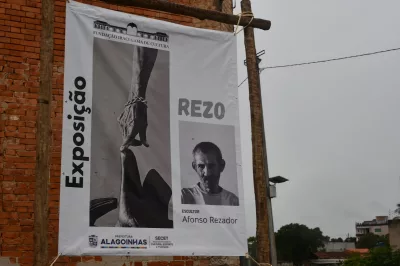 Exposição “Rezo” transforma madeira e memória em arte