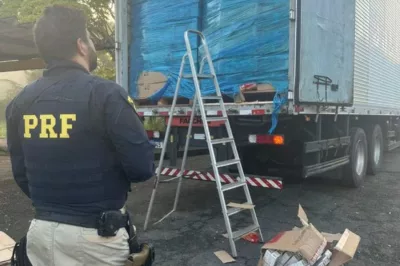 PRF apreende cerca de 265 mil maços de cigarros escondidos em carga de biscoitos