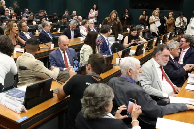 Pedido de vista adia votação da PEC do fim da 6×1 na CCJ da Câmara