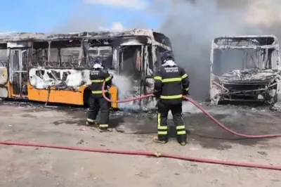 Incêndio atinge garagem de ônibus em Lauro de Freitas e assusta moradores