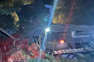 Motorista morre e dois ficam feridos em capotamento de caminhão no interior da Bahia