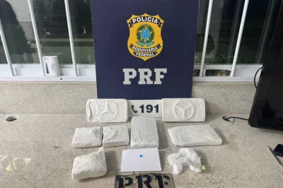PRF apreende quase 5 kg de cocaína escondidos em ônibus na BR-116, em Conquista
