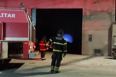 Bombeiros do 17º BBM combatem incêndio em galpão de pneus em Barreiras