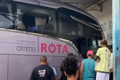 Ônibus invade ponto de apoio em Itambé e deixa 2 mortos; acidente ocorreu na BA-263