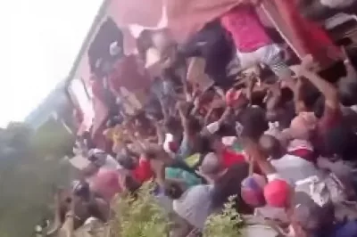Caminhão carregado com leite em pó tomba na BR-116 e é saqueado por populares em Vitória da Conquista