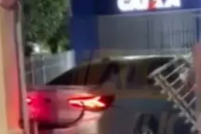 Salvador: Carro invade agência da Caixa em acidente