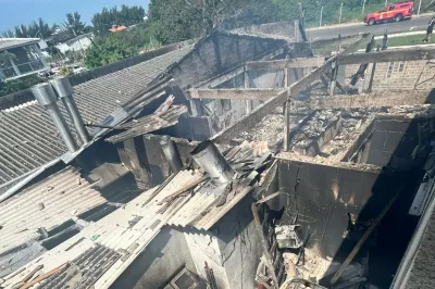 Avião de pequeno porte cai em Capão da Canoa sobre restaurante