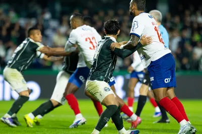 Bahia sofre virada do Coritiba, amplia crise e chega ao oitavo jogo sem vencer
