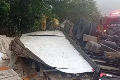 Motorista morre após caminhão tombar e espalhar carga de móveis na BR-101, em Itabela