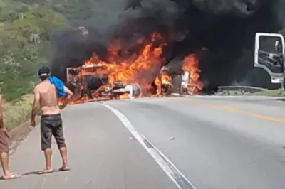 Colisão envolvendo quatro veículos gera incêndio e interdita totalmente a BR-116 em Manoel Vitorino