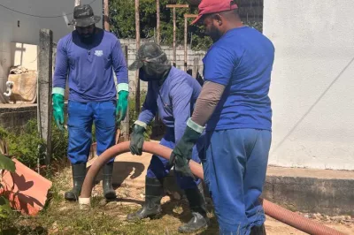 Saae intensifica combate ao Aedes aegypti com limpeza de fossas e retirada de lixo na Vila de São Pedro
