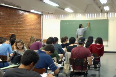 Metade dos professores formados em EAD tem desempenho insuficiente