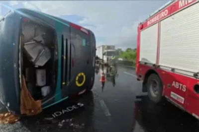 Ônibus tomba na BR-324 em Simões Filho e deixa uma pessoa morta e quatro feridos
