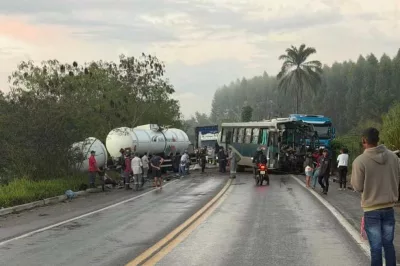 Motorista morre em acidente entre ônibus e carretas na Bahia