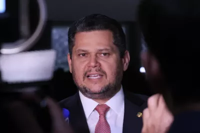 Alcolumbre mantém PEC 6×1 travada em semana esvaziada no Senado