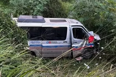 Acidente entre van e caminhonete deixa 16 feridos na BR-242