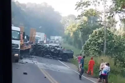 Três morrem em acidente entre caminhonete e carreta na BR-110, em Catu