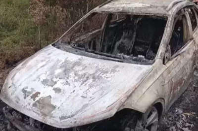 Corpo carbonizado encontrado em carro incendiado pode ser de cigano desaparecido; Polícia Civil investiga o caso