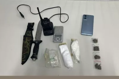 PMBA apreende entorpecentes e arma branca em Alagoinhas