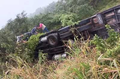 Caminhão carregado com porcos tomba na BA-131 e deixa 2 feridos; acidente ocorreu próximo a Jacobina