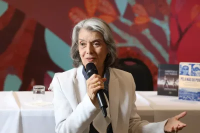 Democracia está nas mãos do povo, não em palácios, diz Cármen Lúcia